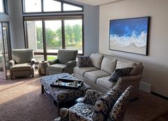 Lake-View Condo in Bridges Bay with great amenities! - Arnolds Park - Oturma odası