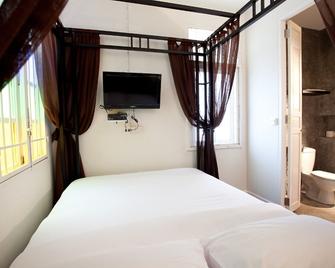 99 Oldtown Boutique Guesthouse (SHA Plus+) - Phuket - Schlafzimmer