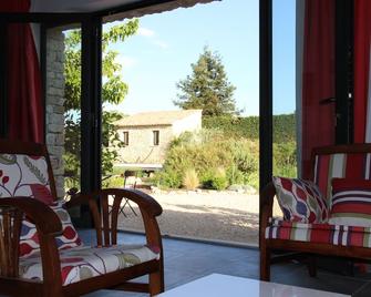 Pied à terre of 40 m2 in house in the town of Gordes - Gordes - Restaurant