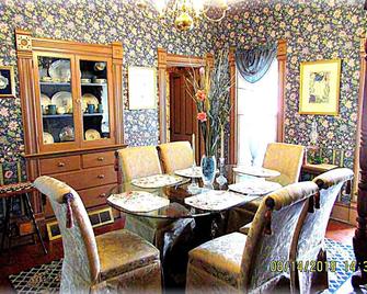 The Historic A.C. Carter House - River Romance On The La Crosse Historical Tour! - La Crosse - Comedor