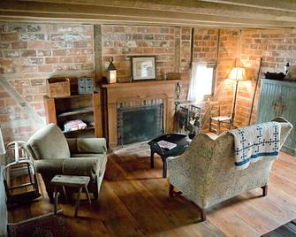 White Oak Cabin - Stevenson Ridge - Spotsylvania - Living room