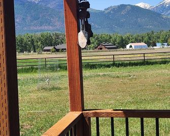 The Bunkhouse Tiny home with a farm feel.with WiFi,and AC. - Stevensville - Balcón