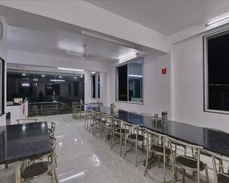 OYO 29345 Hotel Samrat - Durg - Restaurante
