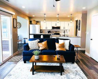 Harborview 3-6-8 on Main - Huron - Living room