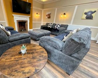 Lydney House Hotel Swaffham Sleeps 22 - Swaffham - Lounge
