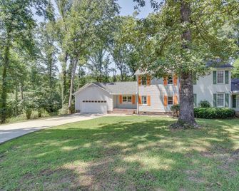 Charming Seneca Home - 3 Mi to Memorial Stadium! - Seneca