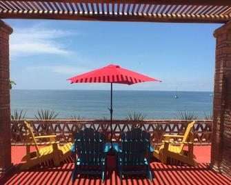 Beach Front Compound W/Casita & Private Terrace: Sleeps 4@45 a nite per person - Chacala - Balcón