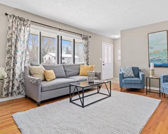 Spacious 5br Family Haven. Pet Friendly. Game Room - Roseville - Obývací pokoj