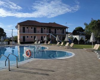 Eleni's Garden & Castello Suites - Alikanas - Pool