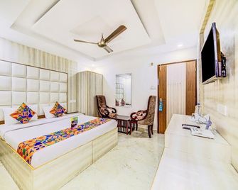 Hotel The First - Zerakpur - Bedroom