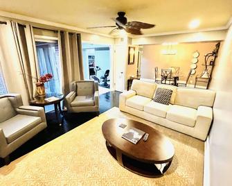 Luxury Condo - Allman Brothers Band Museum, Mercer University, Amphitheater - Macon - Living room