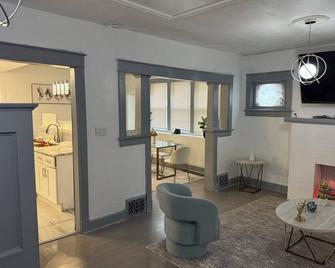 Charming 4-bedroom house with WiFi, AC in marvelous Kansas City - Kansas City - Sala de estar
