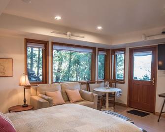 Oceanfront Suite with Hot Tub - Duncan - Bedroom
