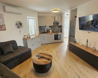 One-bedroom Apartment Close to the Beach - Novalja - Living room