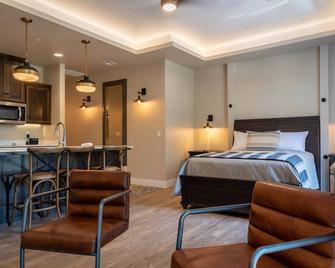 Paso Park Suite 201-Distinctive Balcony Suite Right in Downtown Paso Robles! - Paso Robles - Bedroom