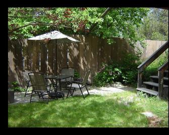 Martins Vacation Rental - Hungry Horse - Patio