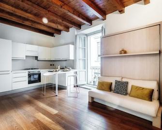 Del Pero Suite - By Myhomeincomo - Como - Keittiö