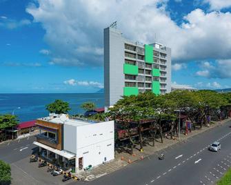 Whiz Prime Hotel Megamas Manado - Manado - Building