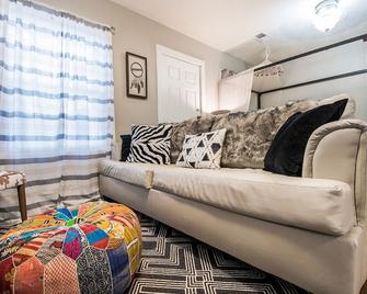 The Sassy Studio~two Blocks From Texas A&M Campus! - College Station - Living room