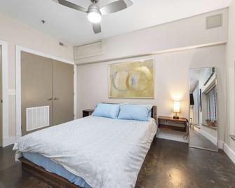 The West End Flats Hotel - Roanoke - Bedroom