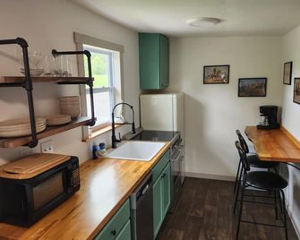 New and Wonderfully Equipped Comfy Cottage - 9 Miles from West Glacier - Martin City - Kitchen