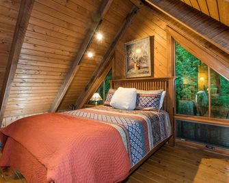 Stunning Hilltop Cabin | Panoramic Views, Pond & Hot Tub - Nashville - Bedroom