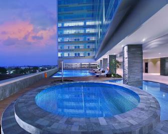 The Alana Hotel & Convention Center Solo By Aston - סורקטה - בריכה