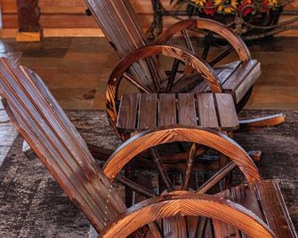 Beautiful Log Home 5mi from Suwanee Music Park - Live Oak