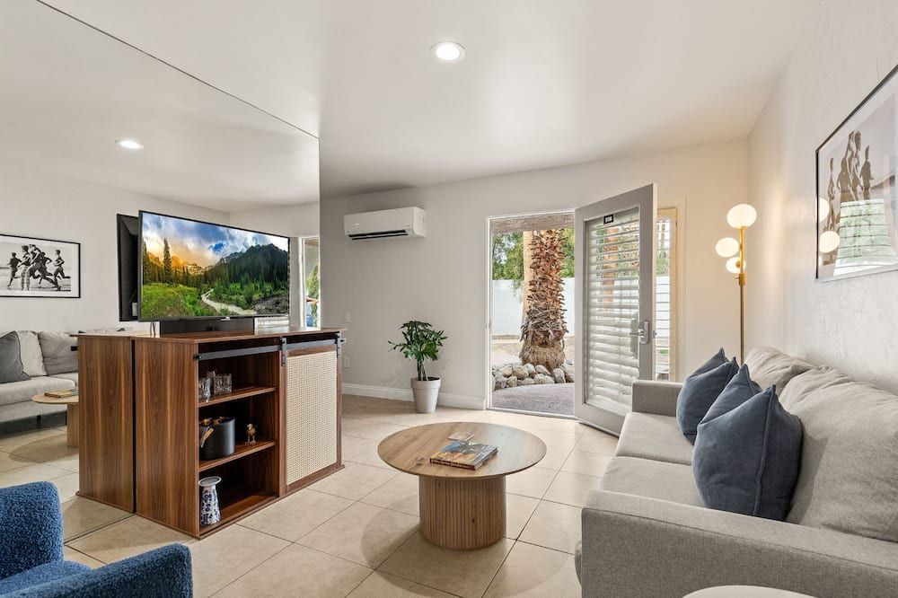 Casa Oliver Hotel & Resort - A Men's Clothing Optional Resort in Palm Springs - פאלם ספירנגס - סלון