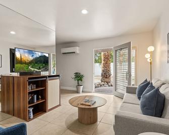 Casa Oliver Hotel & Resort - A Men's Clothing Optional Resort in Palm Springs - Palm Springs - Wohnzimmer