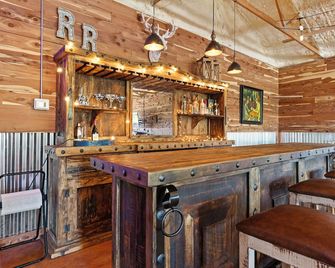Roadrunner Inn and Log Cabins - Eureka Springs