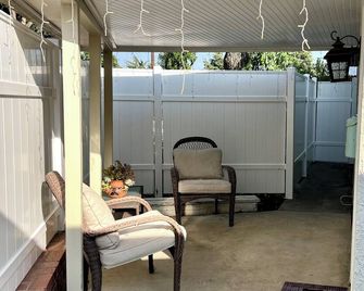 Very Lucky POOL home, is a very cozy guesthouse close to Soboba and Idyllwild. - Hemet - Terasa