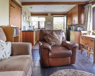 Dolphin Bach - Holywell - Living room