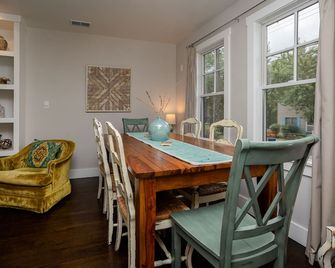 Peaceful Cottage/Private Parking & Backyard/Strong WiFi/Walk to Sheridan Beach! - Michigan City - Dining room