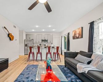 Rockstar - 2 Bed 1br Prime Central Location - Dallas - Living room