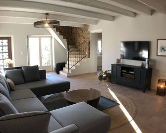 Pleasant, fully air-conditioned farmhouse for 8/9 people - Sabran - Obývací pokoj
