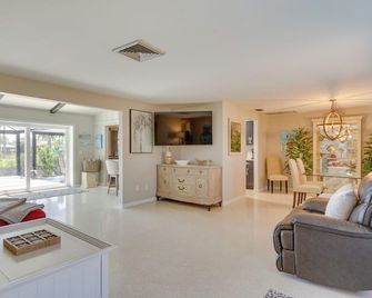 Canalfront Home with Dock and Pool 5 Mi to Ft Myers! - North Fort Myers - Living room