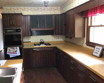 Harmony Hills -- 3 bedroom country home - Bloomington - Kitchen