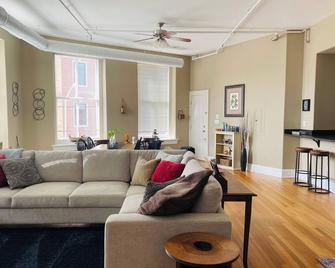 Conductor's Rest: Beautiful 2 Bedroom Loft in Historic Cambridge, Maryland - Cambridge - Sala de estar