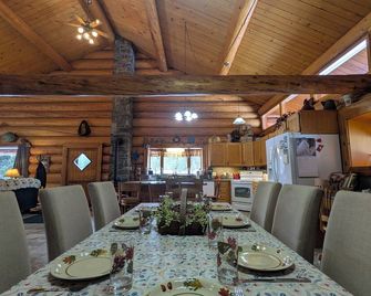 Log Home close to Hiking Trails! - Seeley Lake - Dining room