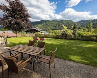 Regitnig - 4 Sterne Hotel Und Chalets - Weissensee - Innenhof