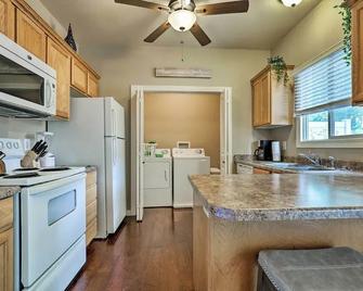 Lovely Kanab Condo in Dwtn, 30 mi to Zion NP! - Kanab - Kitchen