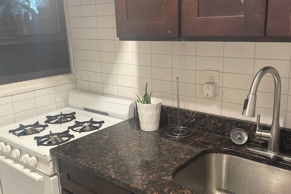 Charming Cozy Artsy Studio in Brownstone Gem W/ Priv Backyard Pets Welcomed - Brooklyn - Kök