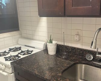 Charming Cozy Artsy Studio in Brownstone Gem W/ Priv Backyard Pets Welcomed - Brooklyn - Cocina