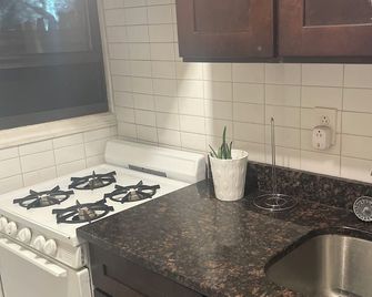 Charming Cozy Artsy Studio in Brownstone Gem W/ Priv Backyard Pets Welcomed - Brooklyn - Kök