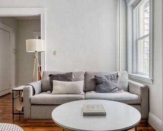 Trendy Longwood Studio w/ Shared W/D, near Bars & Dining, by Blueground - Boston - Living room