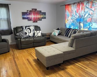MicStay.Music House.Sleeps 9+.Private hot tub.Family Fun - Mountain Home - Wohnzimmer