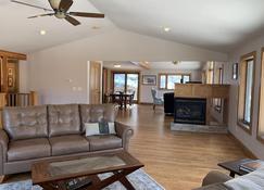 Trout Fishing Retreat w/ Private Access 1-Mile of Famous Wisconsin Trout Stream - Spring Green - Living room