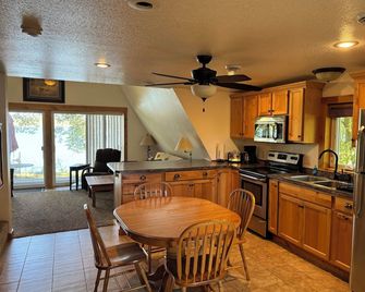 Lakeshore Cabin , Great Fishing, Tubing, and Skiing - Long Prairie - Kitchen