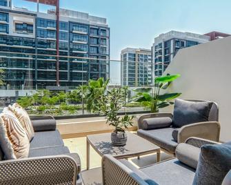 EasyGo - Unbeatable Deals on Urban Rentals in Riviera 16 - Dubai - Balcony